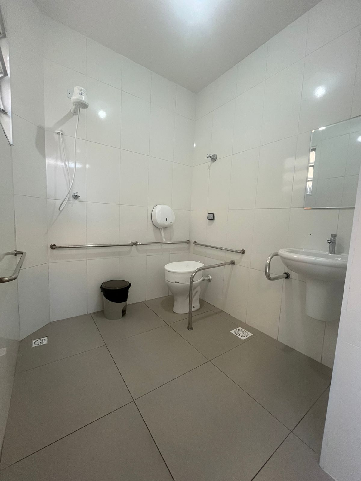 Banheiro adaptado conforme as normas brasileiras na Unidade Campo Grande