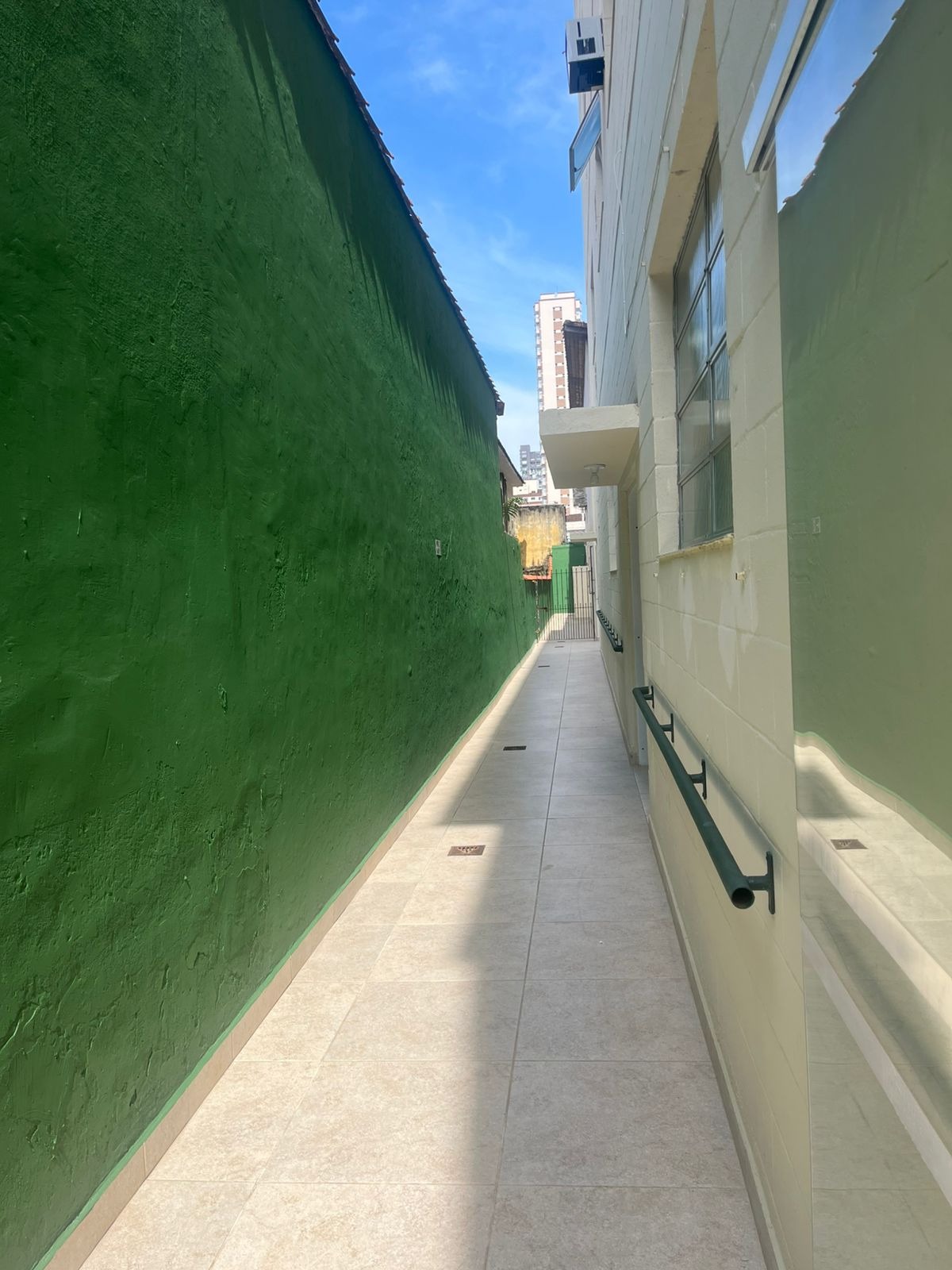 Corredor acessível com barras de apoio na Unidade Campo Grande