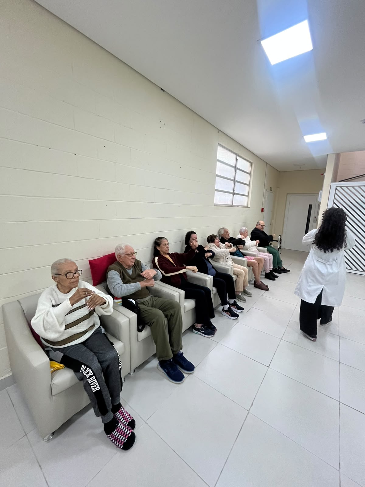 Residentes recebendo acompanhamento e cuidados em grupo